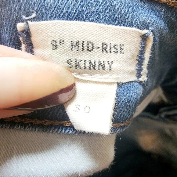 MADEWELL MID RISE MED WASH SKINNEY DISTRESSED RAW HEM JEANS SIZE 30 - Picture 8 of 9